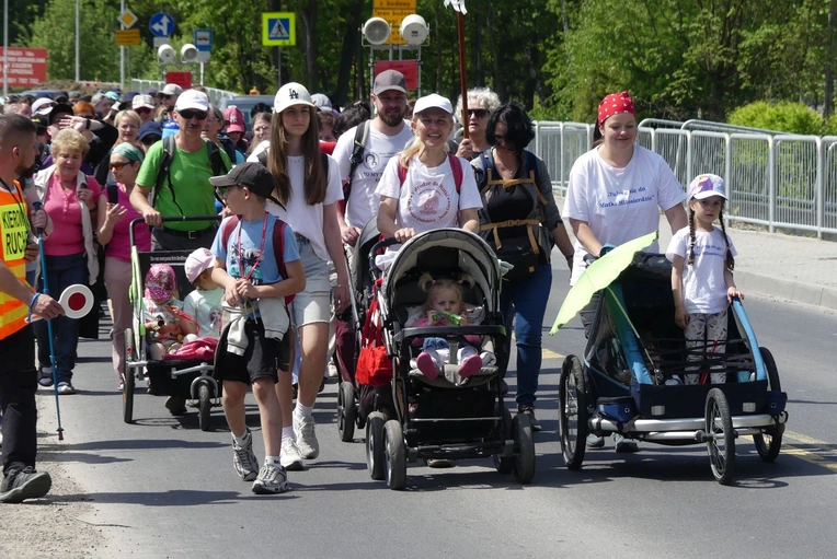 4. Grupa św. abp. Józefa Bilczewskiego w drodze do Łagiewnik - 2025