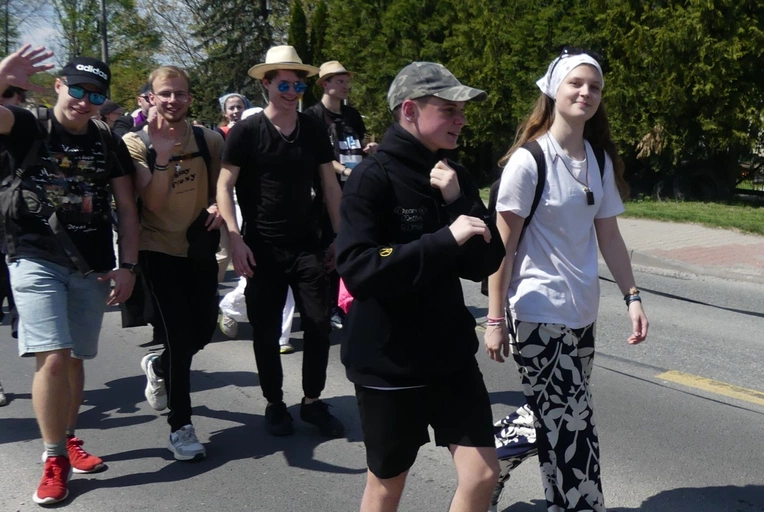 5. Grupa św. Matki Teresy w drodze do Łagiewnik - 2025