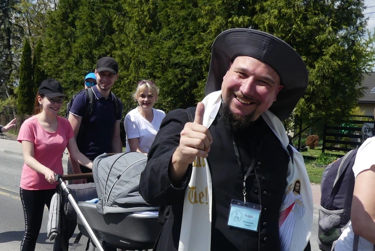 7. Grupa św. Brata Alberta w drodze do Łagiewnik - 2025