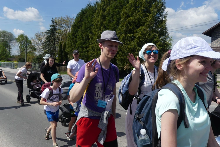 7. Grupa św. Brata Alberta w drodze do Łagiewnik - 2025