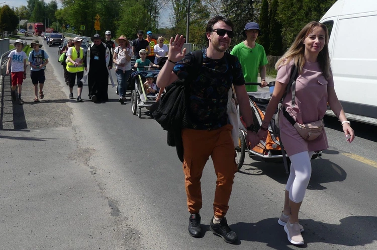 7. Grupa św. Brata Alberta w drodze do Łagiewnik - 2025