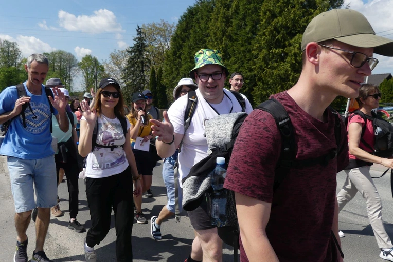 7. Grupa św. Brata Alberta w drodze do Łagiewnik - 2025