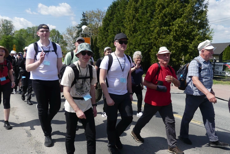 7. Grupa św. Brata Alberta w drodze do Łagiewnik - 2025