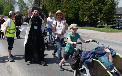 7. Grupa św. Brata Alberta w drodze do Łagiewnik - 2025