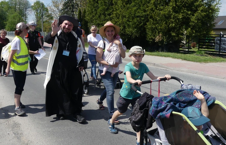 7. Grupa św. Brata Alberta w drodze do Łagiewnik - 2025