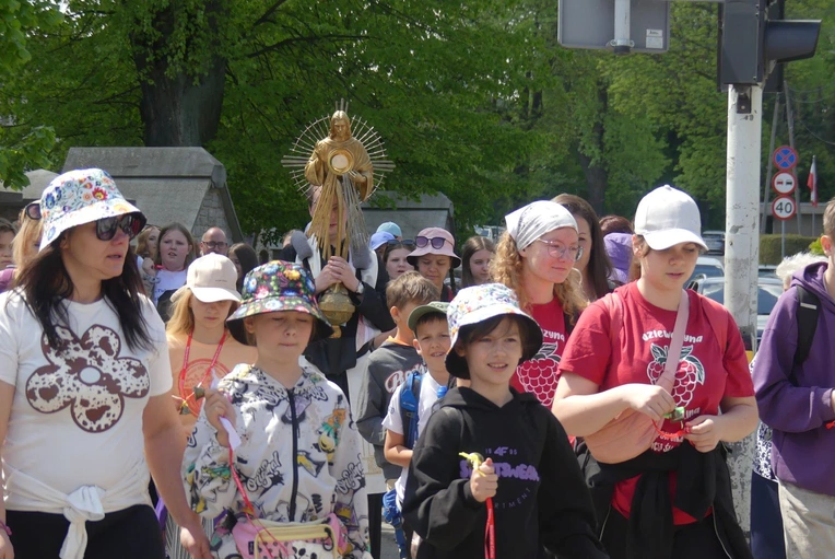 Ks. Michał Styła jako pierwszy niósl Najświętszy Sakrament w asyście najmłodszych pielgrzymów z dzwoneczkami.