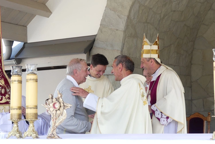 Najstarsi pielgrzymi - ks. prał. Stefan Sputek i pan Jan Górski z bp. Romanem Pindlem.