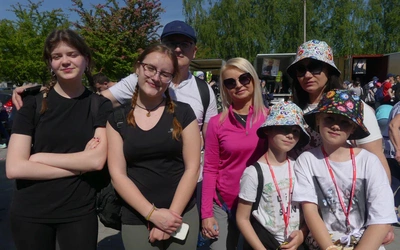 Monika i Roman Kamińscy z częścią swojej pielgrzymkowej drużyny koszarawskiej.