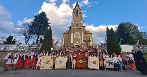 Koła gospodyń i górale u Matki Bożej Kazimierzowskiej w Rajczy - 2025