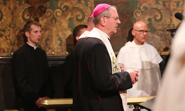 Abp Tadeusz Wojda podczas Apelu Jasnogórskiego