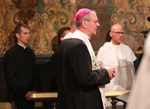 Abp Tadeusz Wojda podczas Apelu Jasnogórskiego