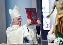 Bp Marek Szkudło błogosławi zgromadzonych