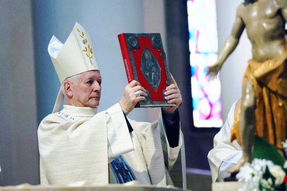 Bp Marek Szkudło błogosławi zgromadzonych