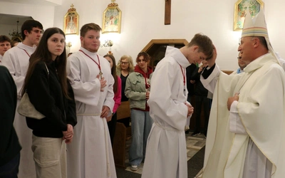 Maturzyści podchodzili do bp. Marka, który kreślił na ich czołach znak krzyża.