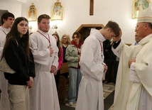 Maturzyści podchodzili do bp. Marka, który kreślił na ich czołach znak krzyża.