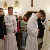 Maturzyści podchodzili do bp. Marka, który kreślił na ich czołach znak krzyża.