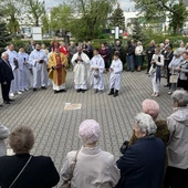 Pamiątkową płytę pobłogosławił proboszcz ks. Sławomir Rak.