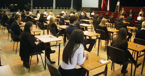 Maturzyści przystępują do egzaminów dojrzałości - możesz ich adoptować duchowo