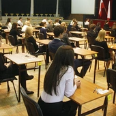 Maturzyści przystępują do egzaminów dojrzałości - możesz ich adoptować duchowo