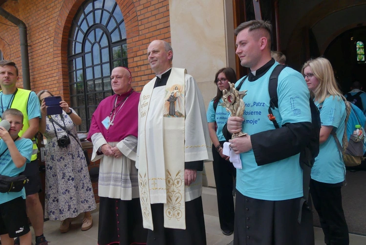 U drzwi kaplicy św. Faustyny i obrazu Jezusa Miłosiernego.