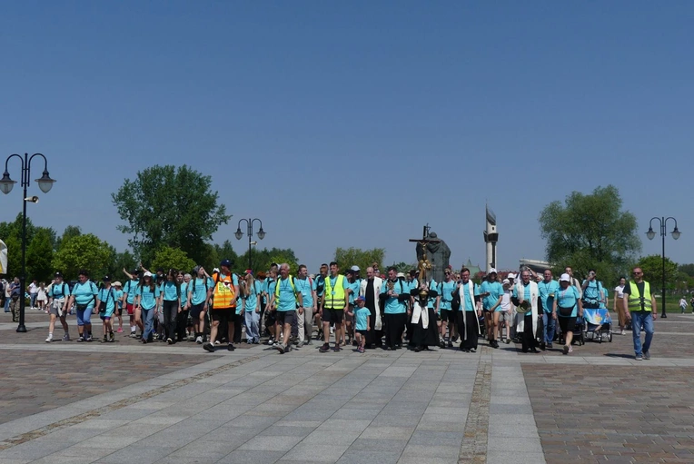 Pielgrzymi przed wejściem do sanktuairum św. Jana Pawła II.