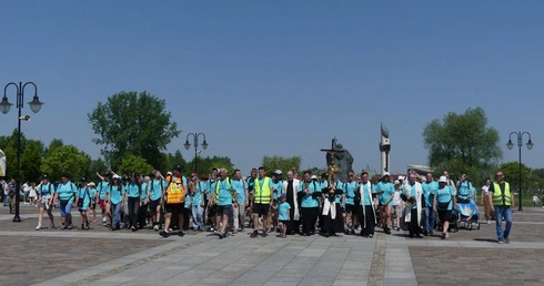 Pielgrzymi przed wejściem do sanktuairum św. Jana Pawła II.