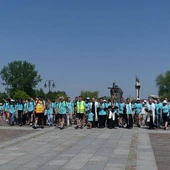 Pielgrzymi przed wejściem do sanktuairum św. Jana Pawła II.