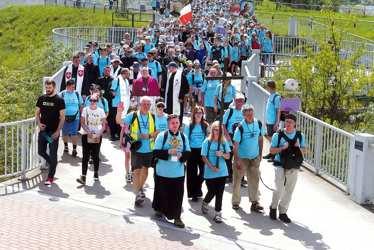 Pątnicy u celu, w drodze z sanktuarium św. Jana Pawła II do sanktuarium Bożego Miłosierdzia.