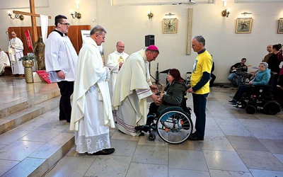 W procesji z darami wzięli udział główni goście celebracji.