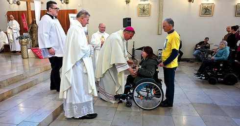  W procesji z darami wzięli udział główni goście celebracji.