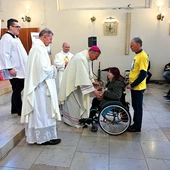  W procesji z darami wzięli udział główni goście celebracji.