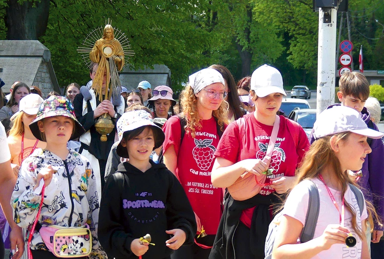 Dzieci z dzwoneczkami w rękach asystowały księżom niosącym Najświętszy Sakrament.