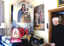 Ks. prał. Stanisław Czernik przy maryjnym płótnie. 