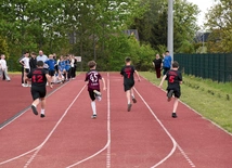 Dzieci i młodzież rywalizowały w zawodach sportowych.