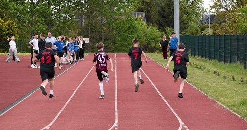 Dzieci i młodzież rywalizowały w zawodach sportowych.