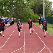 Dzieci i młodzież rywalizowały w zawodach sportowych.