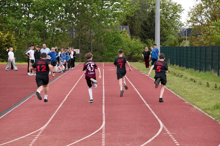 Dzieci i młodzież rywalizowały w zawodach sportowych.