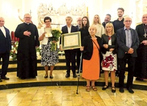  Wapienicka laureatka z najbliższymi i duszpasterzami w czasie uroczystości  4 maja.