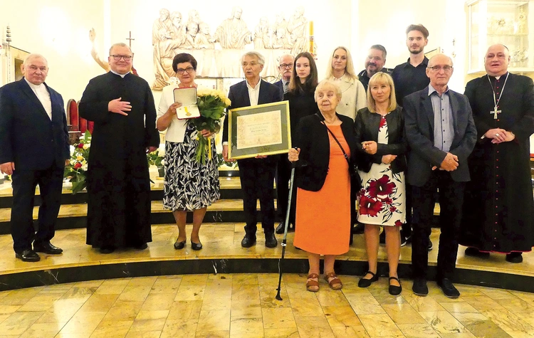  Wapienicka laureatka z najbliższymi i duszpasterzami w czasie uroczystości  4 maja.