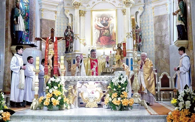 Za modlitwę wiernych dziękowali duszpasterze, którzy przybyli z nimi do Pani Andrychowskiej.  