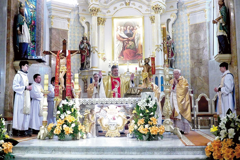 Za modlitwę wiernych dziękowali duszpasterze, którzy przybyli z nimi do Pani Andrychowskiej.  