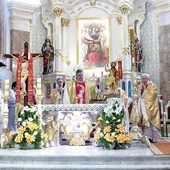 Za modlitwę wiernych dziękowali duszpasterze, którzy przybyli z nimi do Pani Andrychowskiej.  