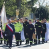 Uroczystości rozpoczyna procesja z figurą.