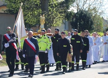 Uroczystości rozpoczyna procesja z figurą.