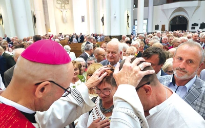  Tradycją jest,  że pary  obecne w katedrze odnawiają  swoje przyrzeczenia ślubne i na zakończenie przystępują  do indywidualnego błogosławieństwa. 