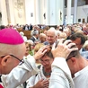  Tradycją jest,  że pary  obecne w katedrze odnawiają  swoje przyrzeczenia ślubne i na zakończenie przystępują  do indywidualnego błogosławieństwa. 