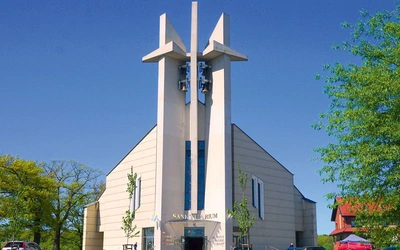 Świątynia znajduje się na osiedlu Obrońców Pokoju przy ul. Strzelniczej. 