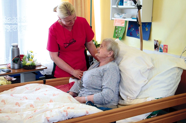 Zarówno  w placówce stacjonarnej, jak i w domowej, pacjent czuje, że jest dla medyków ważny.