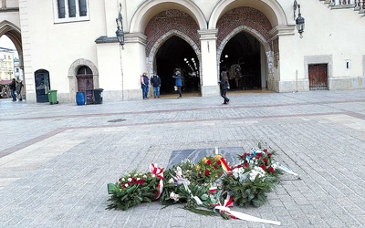 Pamiątkowa tablica na krakowskim Rynku Głównym przypomina, że w tej jego części, niedaleko ratusza, król Zygmunt I Stary przyjmował pięć wieków temu przysięgę lenną od margrabiego.