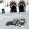 Pamiątkowa tablica na krakowskim Rynku Głównym przypomina, że w tej jego części, niedaleko ratusza, król Zygmunt I Stary przyjmował pięć wieków temu przysięgę lenną od margrabiego.